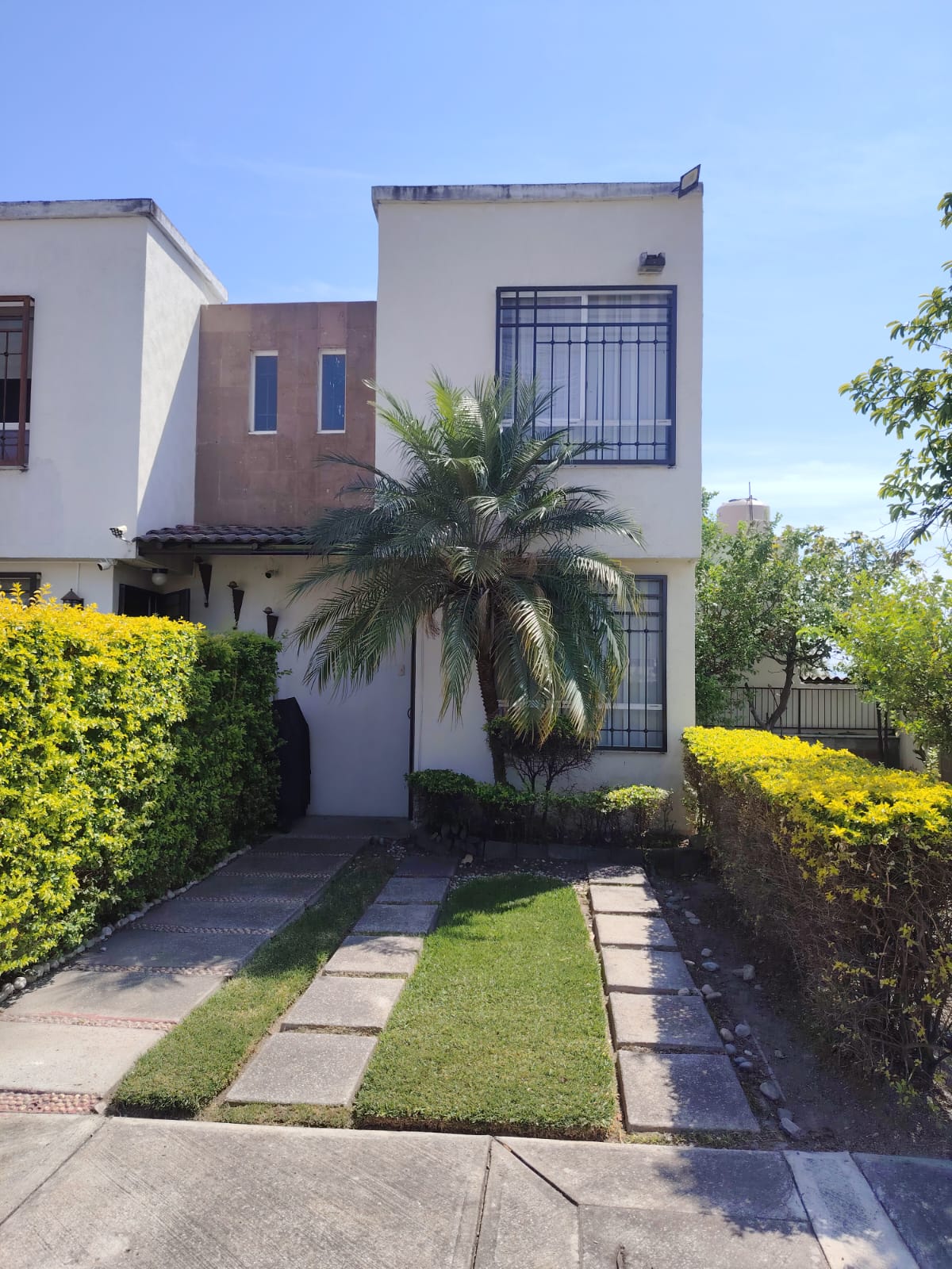 Fachada principal de la casa en Real Santa Fe Cuernavaca